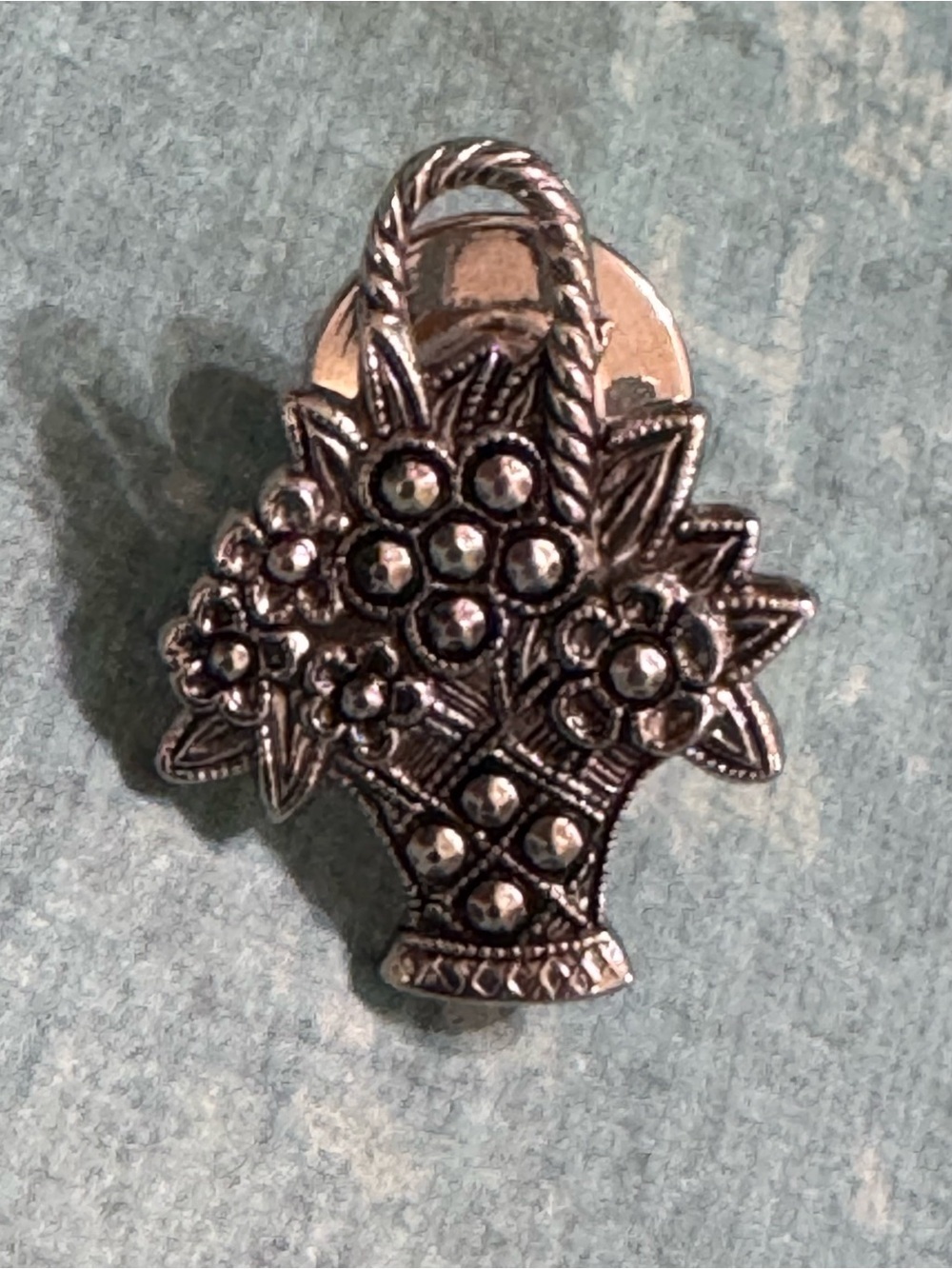 AVON 1982 FLOWER BASKET PIN